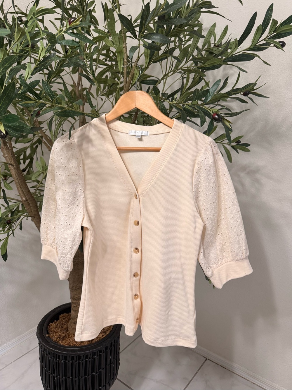Design History Womenās Buttercream Eyelet Sleeve Button Top Size M